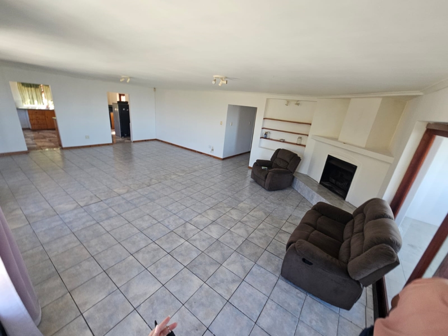 To Let 6 Bedroom Property for Rent in Loevenstein Western Cape